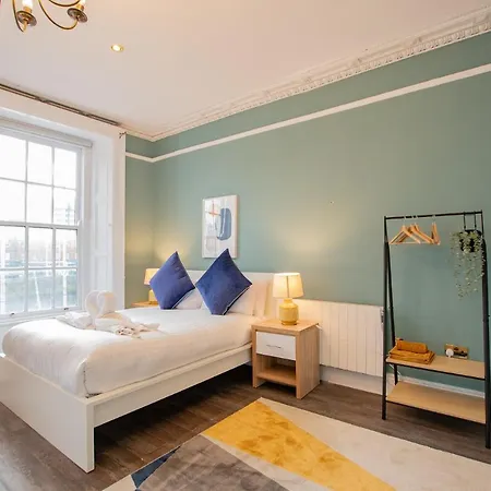 Vakantiehuis The Yellow Door By Shortstays *