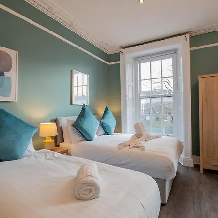 Vakantiehuis The Yellow Door By Shortstays *