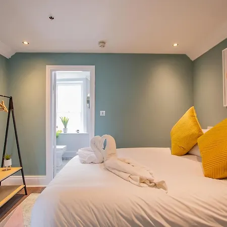 Vakantiehuis The Yellow Door By Shortstays