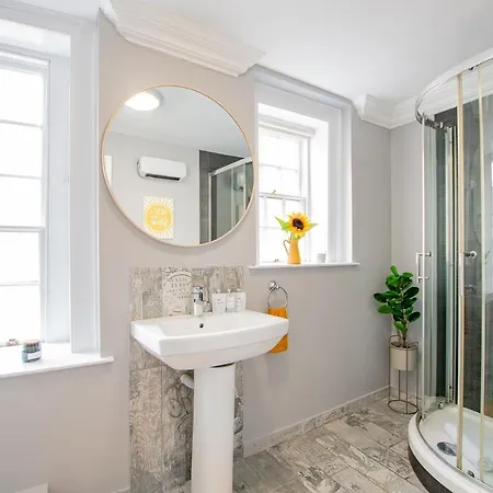 The Yellow Door By Shortstays Tatil Evi *