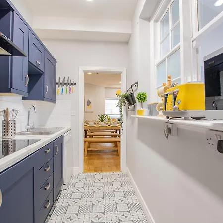 Vakantiehuis The Yellow Door By Shortstays *