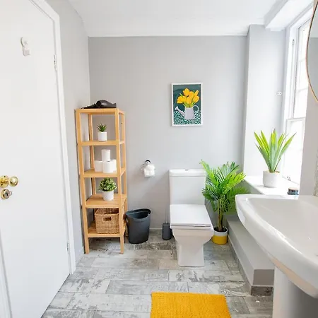 Vakantiehuis The Yellow Door By Shortstays
