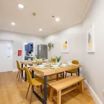 펜션 Sleeps 25 - Large Group House - 2 Min Temple Bar - 6br