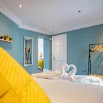 Sleeps 25 - Large Group House - 2 Min Temple Bar - 6br *