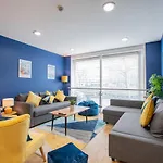 Semesterbostad Sleeps 25 - Large Group House - 2 Min Temple Bar - 6br Dublin