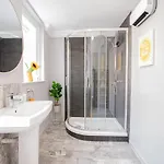 Sleeps 25 - Large Group House - 2 Min Temple Bar - 6br 펜션